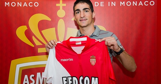 Borja Lpez posa con su nueva camiseta / Web del A. S. Monaco