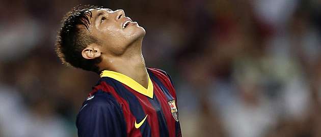 Neymar mira al cielo en un momento del encuentro / AFP