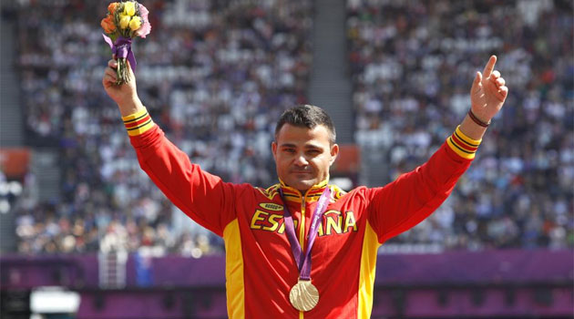 David Casinos posa con su medalla de oro en disco en los Juegos Paralmpicos de Londres. FOTO: RAMON NAVARRO | MARCA