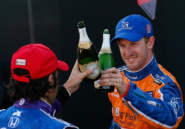 Charlie Kimball, celebrando la victoria de ayer en la Indy. AFP