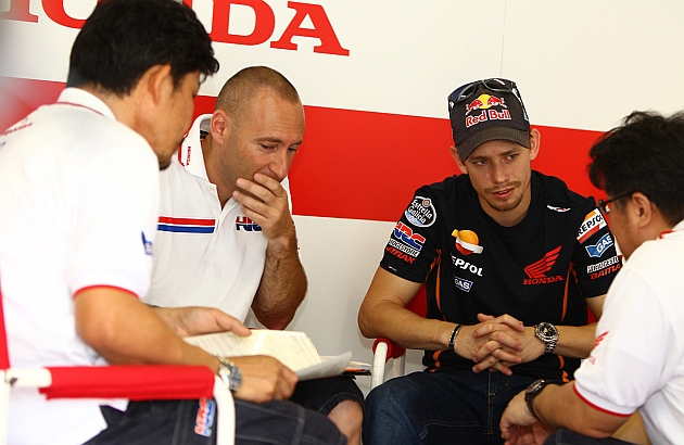 Stoner habla con miembros del equipo Honda en las pruebas de este martes en Japn. FOTO: HONDA