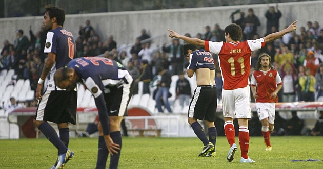 Jairo celebra uno de los goles de aquel encuentro ante varios jugadores del Hrcules / Jos R. Gonzlez