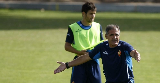 Herrera se dirige a sus jugadores en un entrenamiento de esta semana / Toni Galn (Marca)