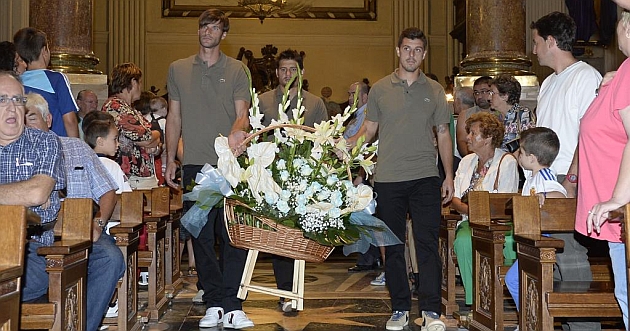 Ofrenda floral de la plantilla del Zaragoza a la Virgen del Pilar / Web del Zaragoza (Tino Gil)