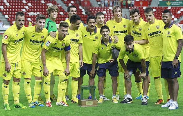 El Villarreal posa con el Trofeo Villa de Gijn. TUERO-ARIAS | MARCA