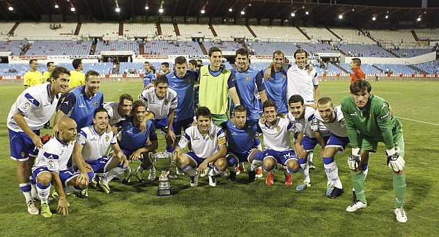 Parte de la plantilla del Zaragoza posa con el trofeo del Carlos Lapetra / Toni Galn (Marca)