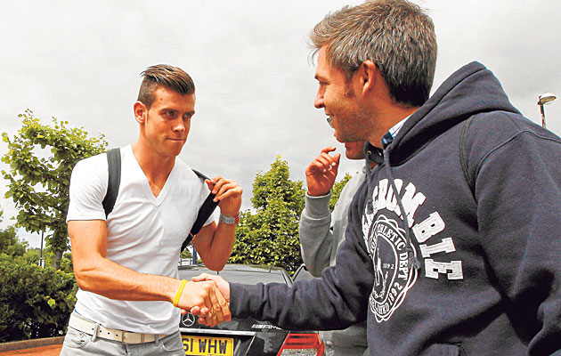 Gareth Bale saluda al redactor de MARCA en la concentracin de Gales, en Cardiff / Foto: ngel Rivero (MARCA)