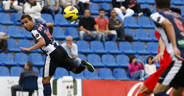 Gilvan Gomez remata de cabeza en un partido con el Hrcules / Manuel Lorenzo (Marca)