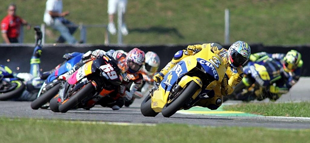 ltima carrera disputada en Brasil (2004), con Biaggi y Hayden al frente / MARCA