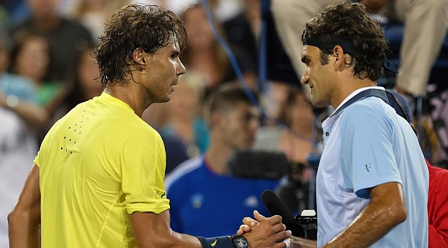 Nadal y Federer se saludan tras el partido disputado entre ambos en Cincinnati / AFP