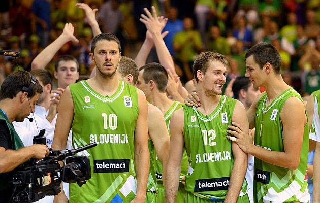 Los jugadores eslovenos celebran el triunfo ante los checos. AFP