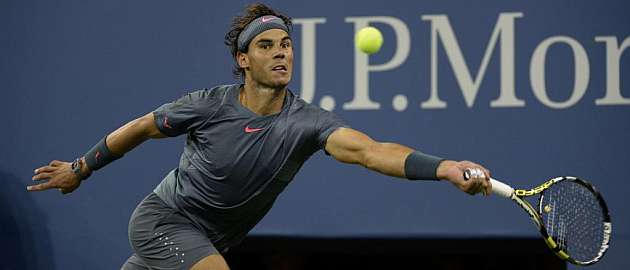 Rafael Nadal se dispone a golpear una bola en la fibnal del US Open / AFP