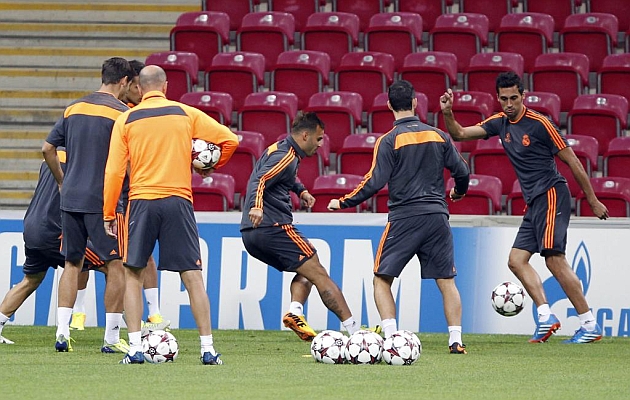 Arbeloa participa en un rondo en el entrenamiento del Madrid en el estadio Ali Sami Yen. BEATRIZ GUZMAN | MARCA