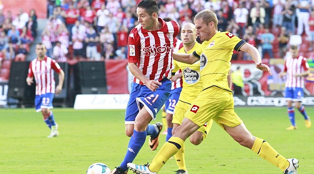 Hugo Fraile, ante Bergantios, durante el partido con el Deportivo / Tuero - Arias (Marca)