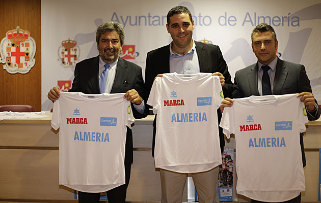 De izquierda a derecha, Rafael Marn, Unidad Editorial, Juan Jos Alonso, concejal de Deportes de Almera, y Jos Miguel Villada, director de zona de Sanitas.