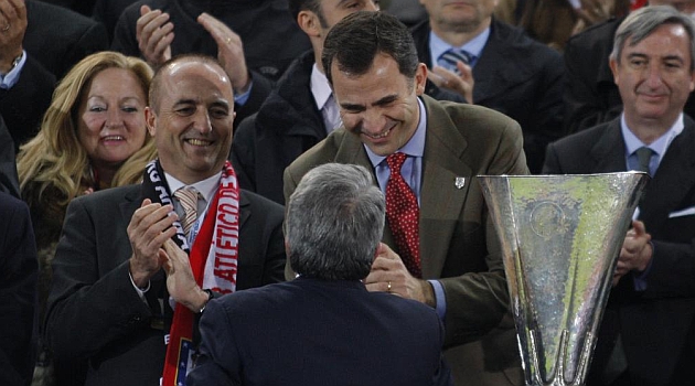 El Prncipe felicita a Enrique Cerezo tras lograr la Europa League en 2010 ante el Fulham / CHEMA REY (MARCA)