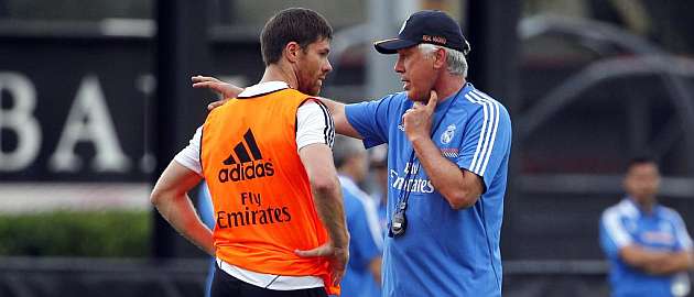 Xabi Alonso recibe instrucciones de Carlo Ancelotti durante un entrenamiento / Chema Rey (MARCA)