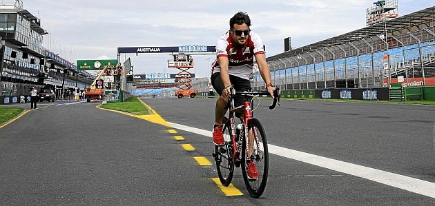 Alonso, montando en bici en un circuito de Frmula 1 / RACING PRESS, MARCA