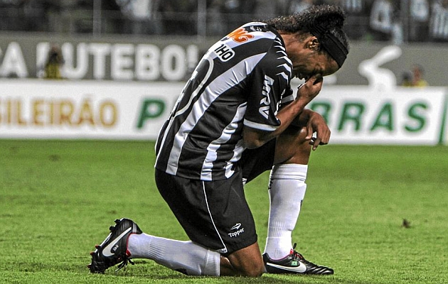 Ronaldinho se lesiona y no llegara al Mundial de Clubes