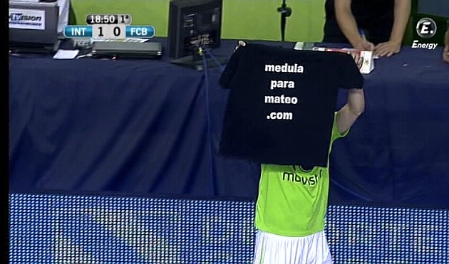 Rafael muestra la camiseta de 'Mdula para Mateo'.