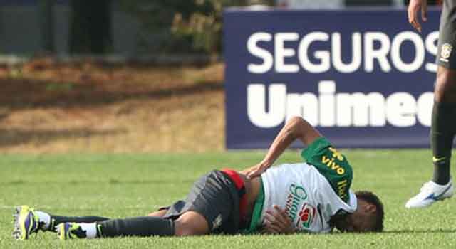 Neymar se duele de la cadera, tras recibir un golpe de Hernandes. /Bruno Domingos / MOWA PRESS