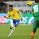 El larguero estrope un golazo de falta de Neymar
