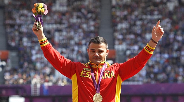 David Casinos, con la medalla de oro en el podio de los Juegos Paralmpicos de Londres / RAMN NAVARRO (MARCA)