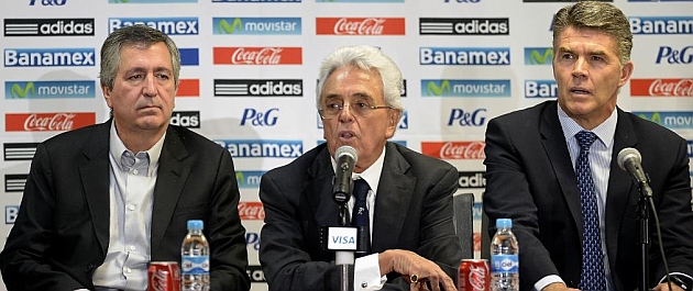 De izquierda a derecha: Jorge Vergara, Justino Compen y Hctor Gonzlez Irritu. / Afp