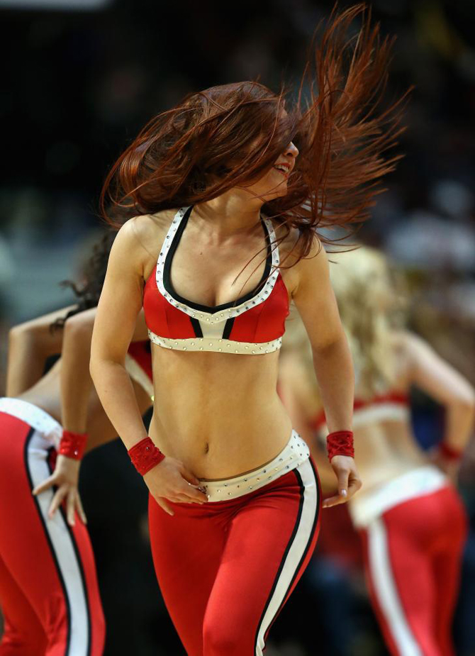 La 'cheerleader' de la noche en la NBA es una 'luvabull'