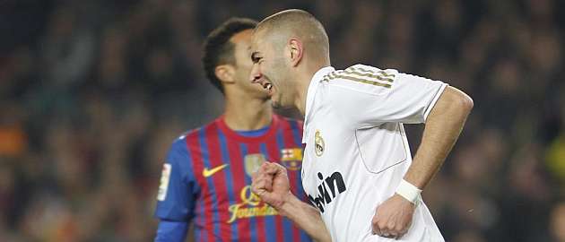 Karim Benzema celebra el gol que marc en el Camp Nou en la temporada 2011-2012./ Beatriz Guzmn (MARCA)