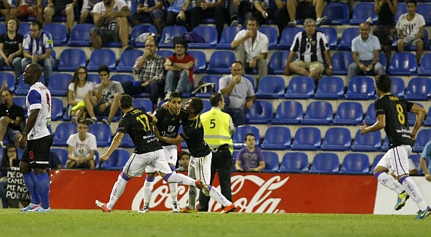 Jona celebra con sus compaeros el penalti marcado en Alicante / Manuel Lorenzo (Marca)