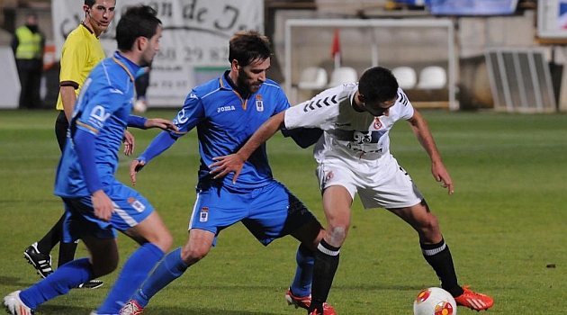 El Real Oviedo conquista Len;
el Albacete no cede en el liderato