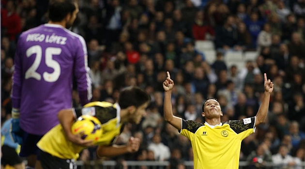 Bacca celebra su gol al Madrid ante la mirada de Diego Lpez. J.A.GARCA