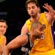 Pau Gasol (20+11) y sus sorprendentes Lakers sufren una despedida 'a la francesa'