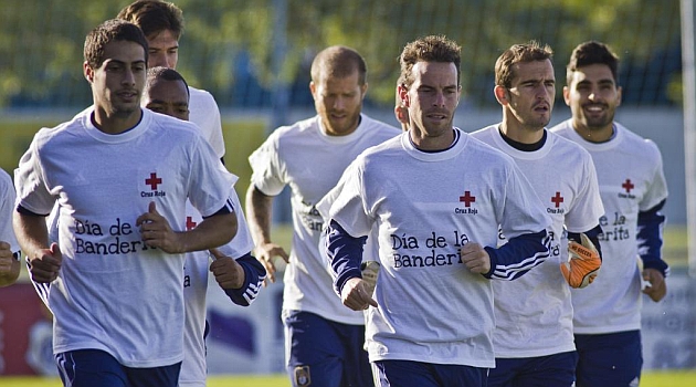 Los jugadores del Recre con camisetas de la Cruz Roja el Da de la Banderita / J. P. Yaez (Marca)