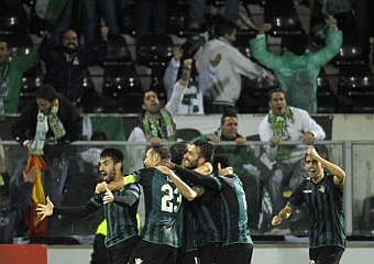 Los jugadores del Betis celebran el gol de Chuli ante sus aficionados, ayer. AFP