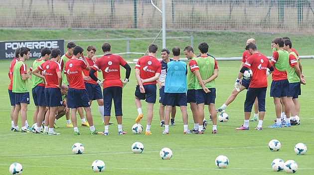 Los jugadores escuchan las instrucciones del tcnico Ernesto Valverde antes de comenzar un entrenamiento / JUAN ECHEVERRIA (MARCA)