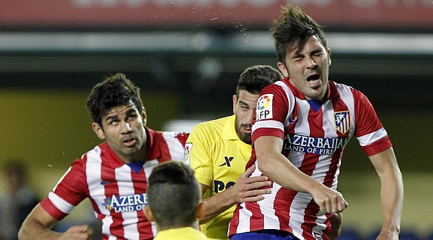 Diego Costa y Villa buscan un remate en el partido contra el Villarreal / JOS ANTONIO SANZ (MARCA)