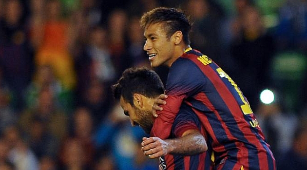 Cesc y Neymar celebran un gol del Barcelona ante el Betis / AFP