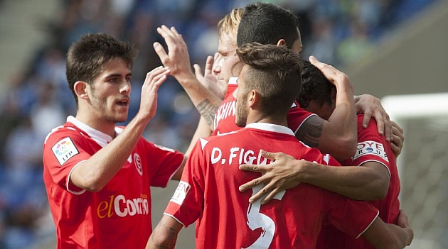 Los jugadores del Sevilla felicitan a Bacca por su gol al Espanyol. F. ADELANTADO