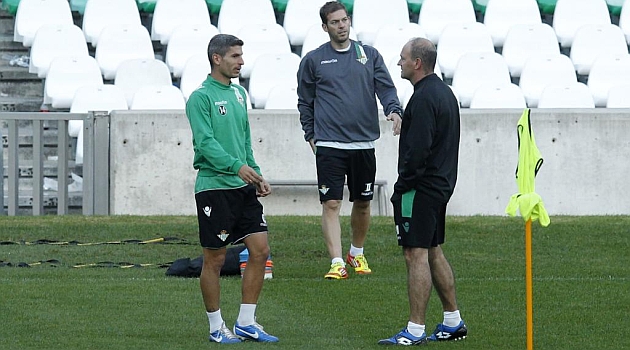 Salva Sevilla y Pepe Mel dialogan durante un entrenamiento. RAMN NAVARRO