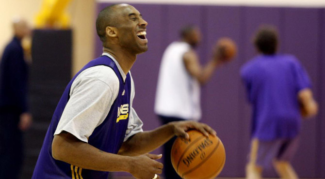 Kobe Bryant da la sorpresa y vuelve a los entrenamientos de los Lakers