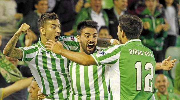 Chuli, celebrando un gol de Vadillo en Europa League | Foto: Ramn Navarro