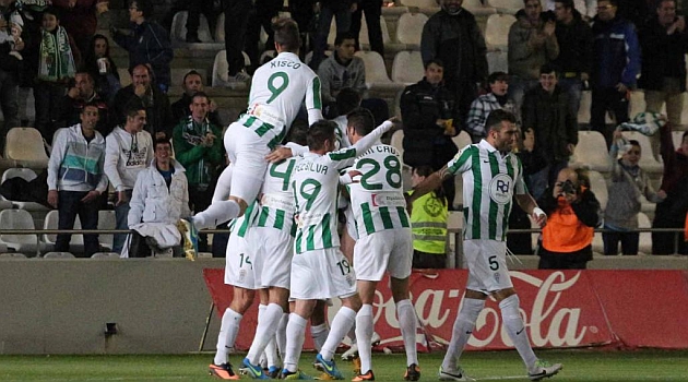 Los jugadores del Crdoba celebran uno de los cuatro goles al Hrcules / Larrea (Marca)