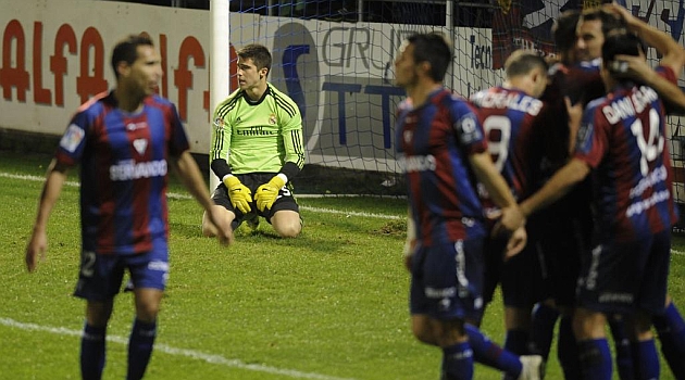 Los jugadores del Eibar celebran uno de los seis goles con Yañez en el suelo / A. Muxica (Marca)