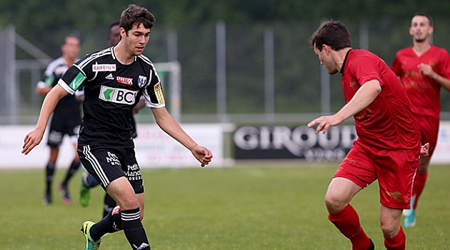 Jesjua encara a un adversario en un partido contra el FC Le Mont / Foto: Web oficial FC Lausanne - Sport.