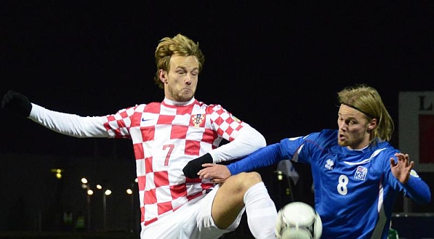 Rakitic lucha por un baln en el partido de Croacia contra Islandia. AFP PHOTO