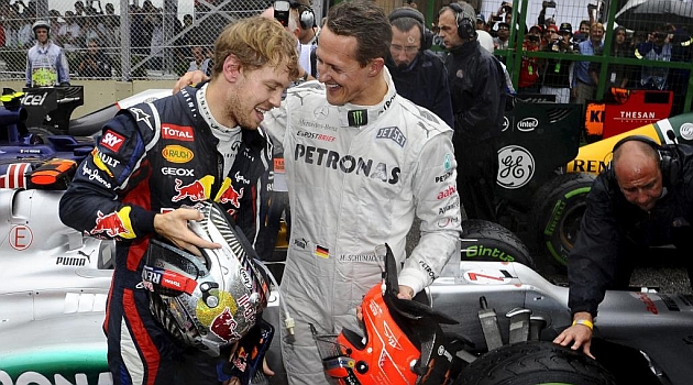 Vettel es felicitado por Michael Schumacher / Foto: RV RACING PRESS