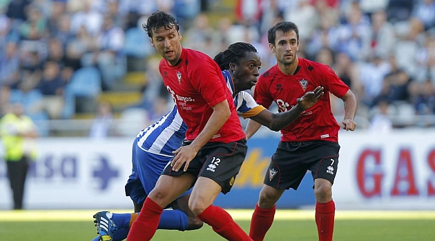Gaspar, ante Rudy, en el partido del Mirands ante el Deportivo / Amador Lorenzo (Marca)