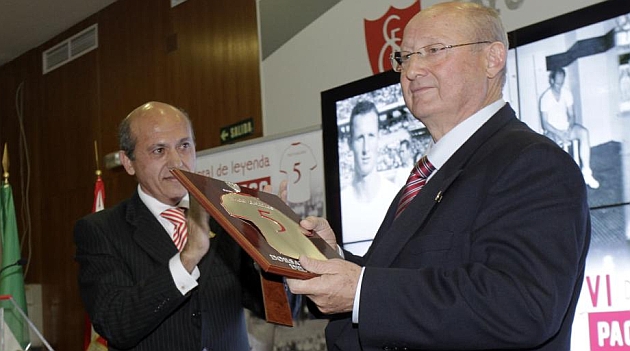 Paco Gallego recibe una placa de manos de Del Nido. RAMN NAVARRO